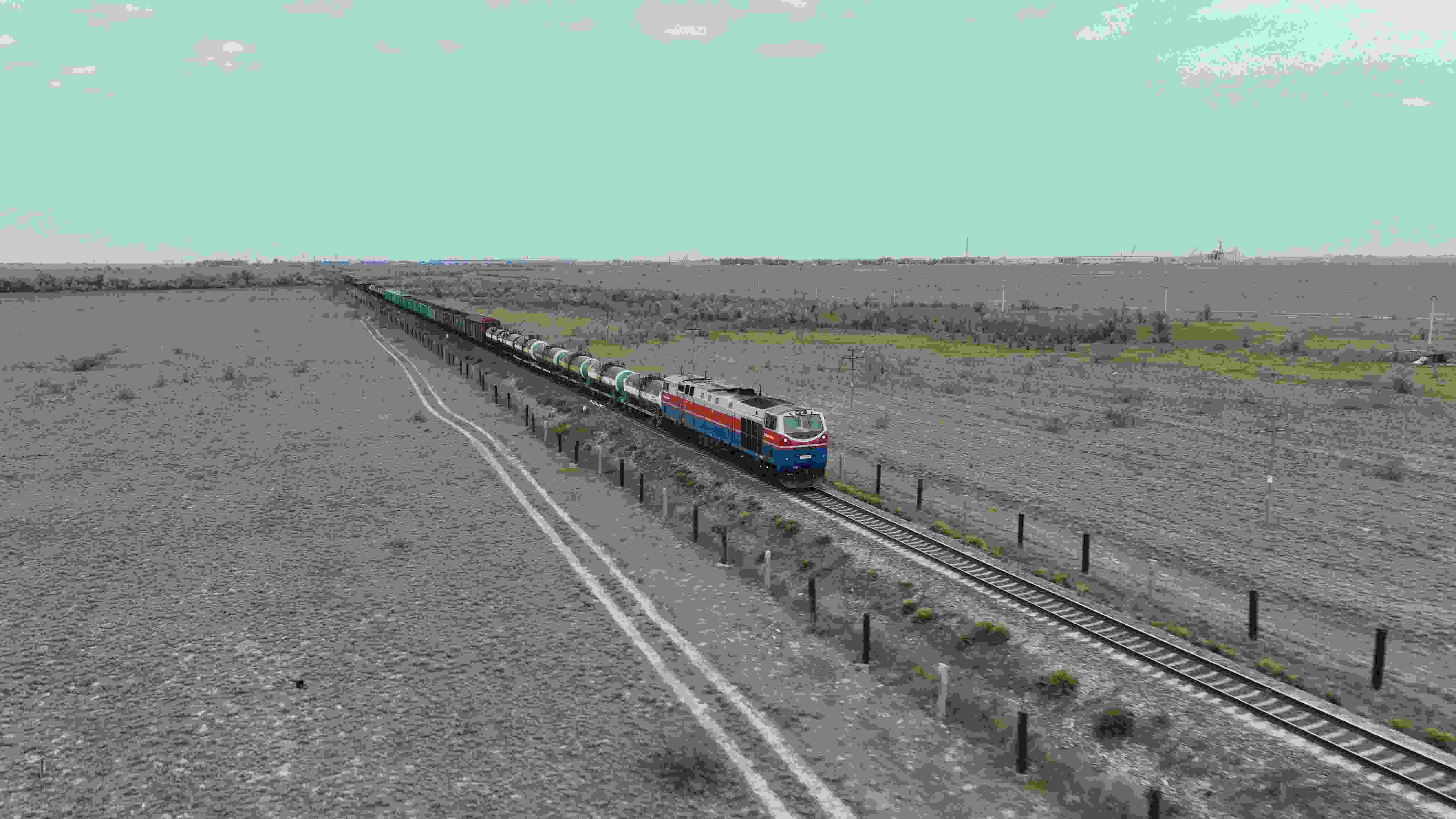 △ 2023年5月12日，在哈薩克斯坦阿拉木圖附近，貨運列車馳騁于阿拉木圖與中國霍爾果斯間（無人機照片）。