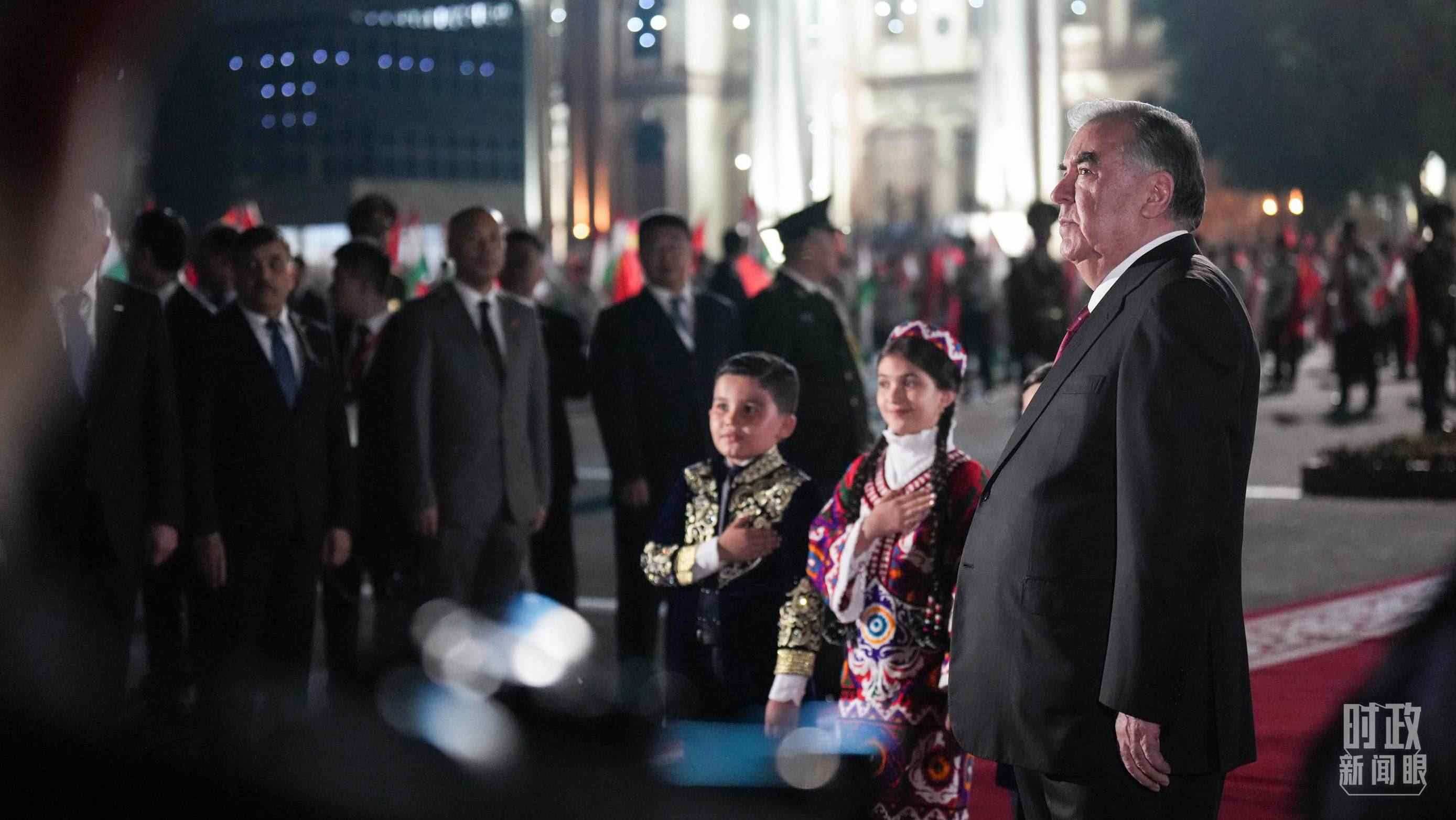 △拉赫蒙總統(tǒng)在機(jī)場(chǎng)迎接習(xí)主席。（總臺(tái)記者李晉拍攝）