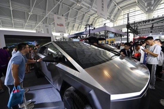 在天津舉行的2024世界智能產(chǎn)業(yè)博覽會上，觀眾在特斯拉展臺參觀（6月22日攝）。新華社記者 李然 攝
