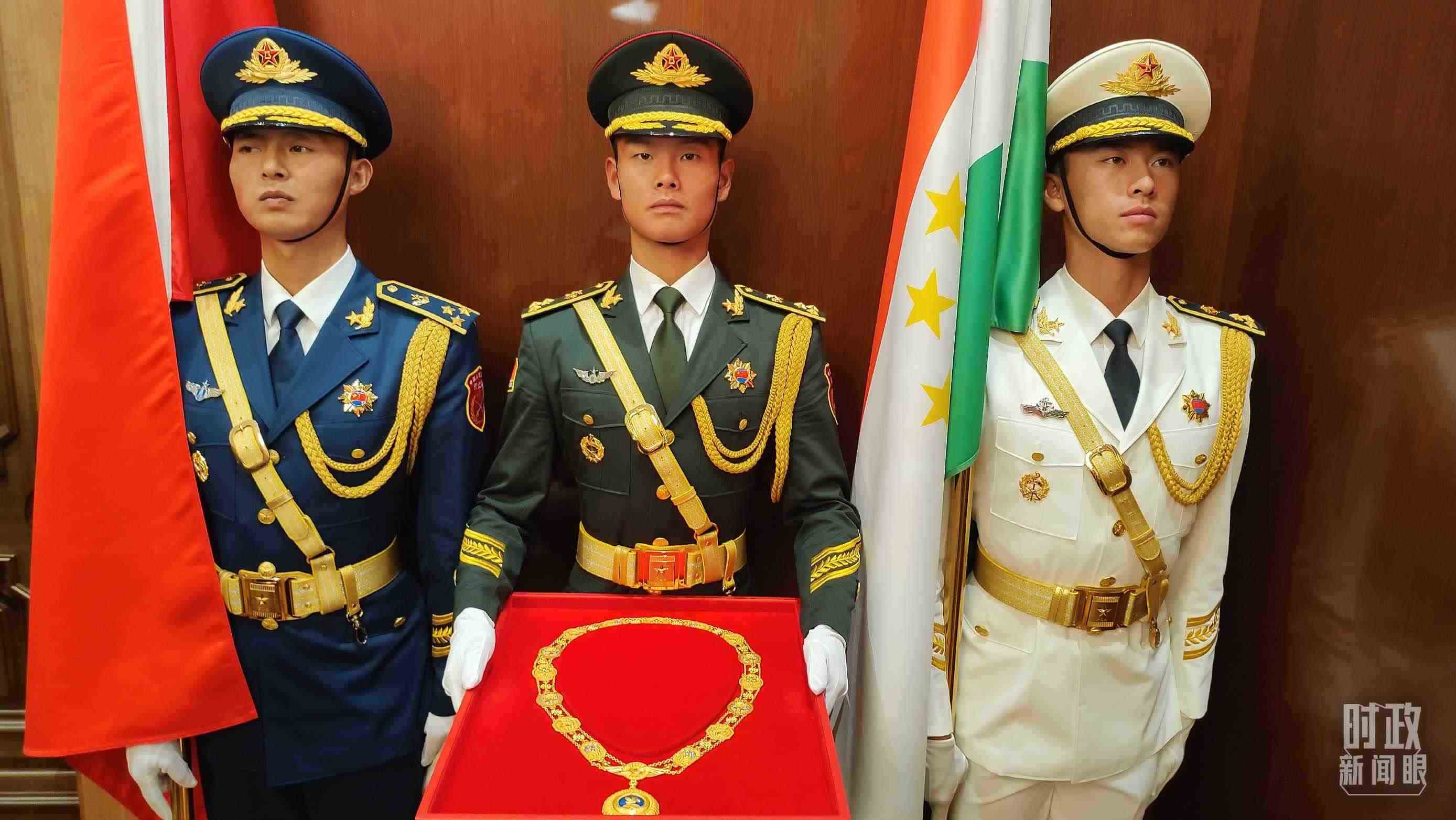 △中方儀仗兵護(hù)送“友誼勛章”入場(chǎng)。（總臺(tái)央視記者薛冠南拍攝）