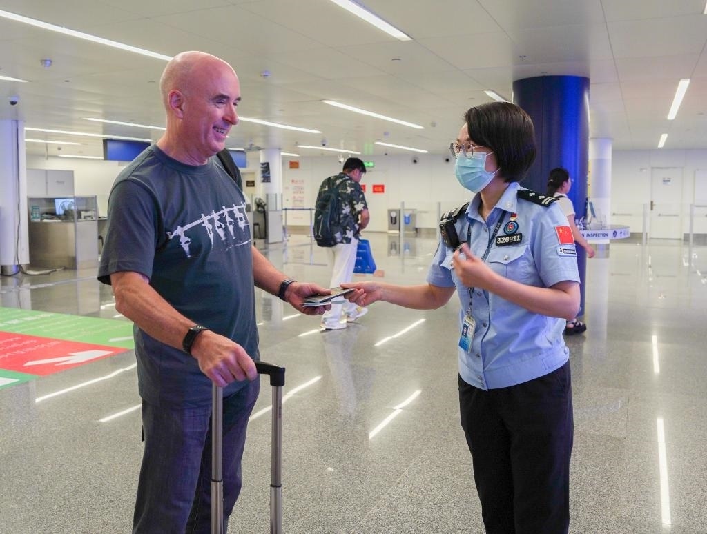  7月2日，南寧邊檢站移民管理警察引導(dǎo)外籍旅客有序通關(guān)。（南寧邊檢站供圖）