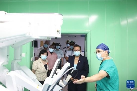 7月5日，塞舌爾衛(wèi)生部長維多在中國海軍“和平方舟”號醫(yī)院船上參觀。新華社發(fā)（劉志磊 攝）