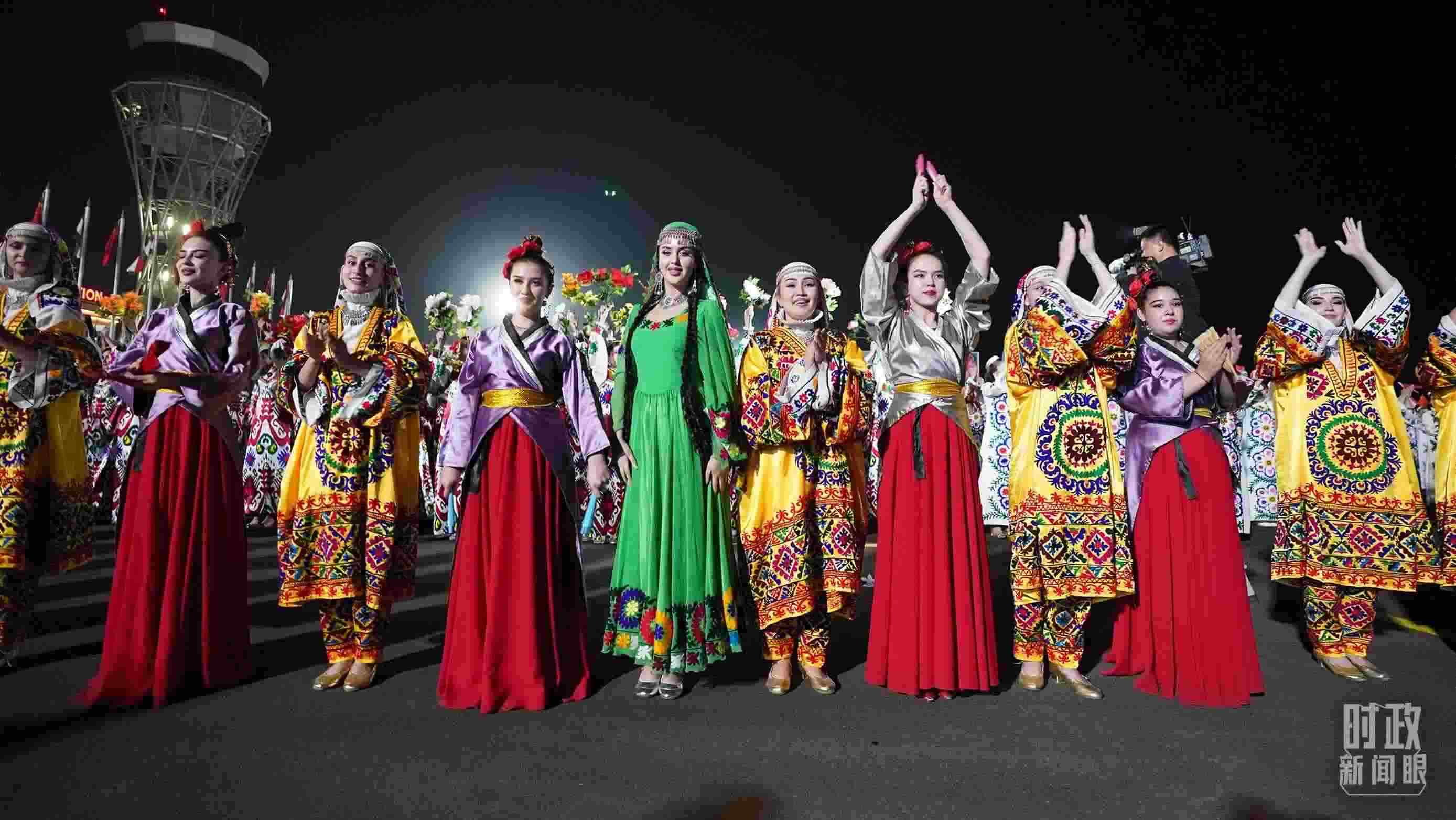 △迎賓儀式上身著民族盛裝的塔吉克斯坦青年。（總臺(tái)記者李晉拍攝）