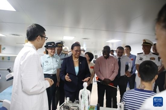 7月5日，塞舌爾衛(wèi)生部長維多在中國海軍“和平方舟”號醫(yī)院船上參觀中醫(yī)診室。新華社發(fā)（劉志磊 攝）