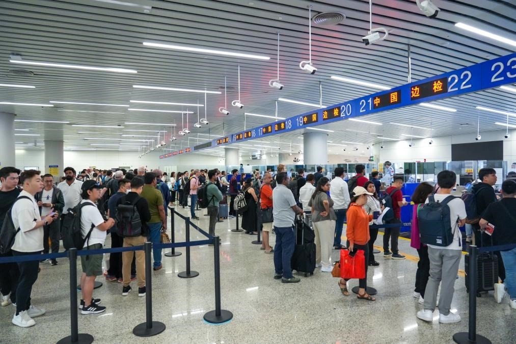 7月4日，白云邊檢站旅客通關(guān)現(xiàn)場(chǎng)。（白云邊檢站供圖）