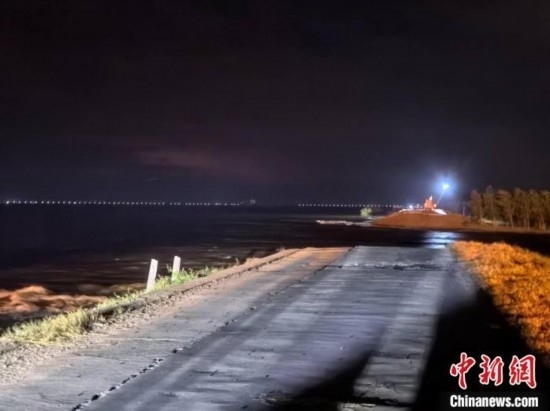  7月6日凌晨，湖南岳陽華容縣團洲垸洞庭湖一線堤防決口現(xiàn)場。中新社記者 白祖偕 攝