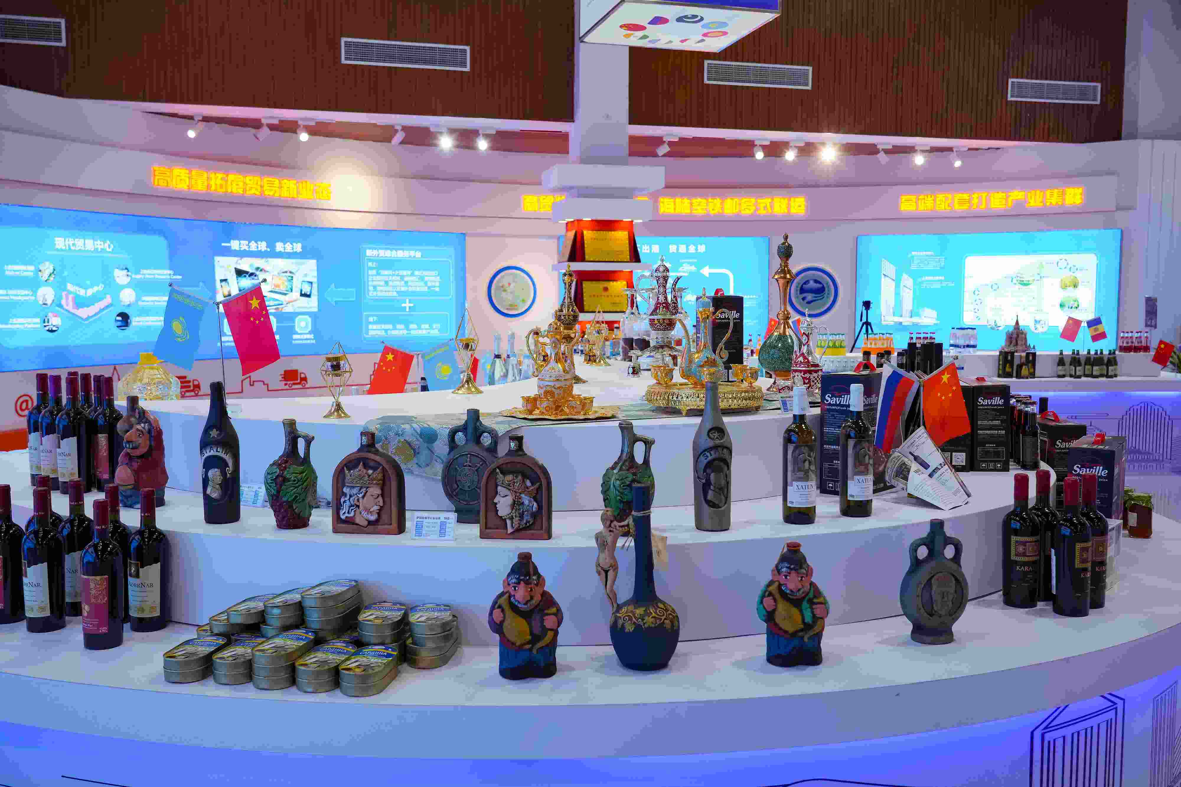 2022年10月19日，青島，上合示范區(qū)展出的上合組織國家特色商品。