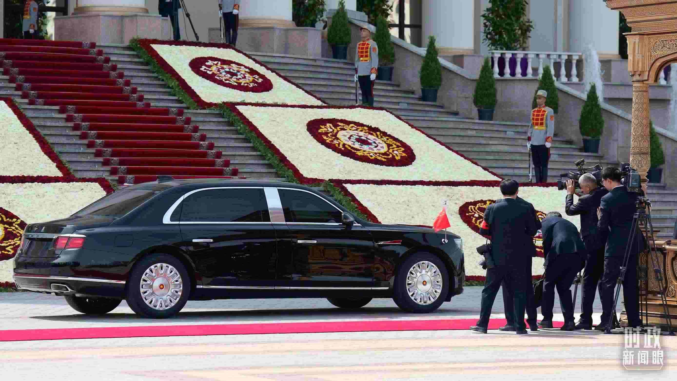 △習(xí)主席乘坐的紅旗車(chē)抵達(dá)塔總統(tǒng)府。（總臺(tái)記者李晉拍攝）