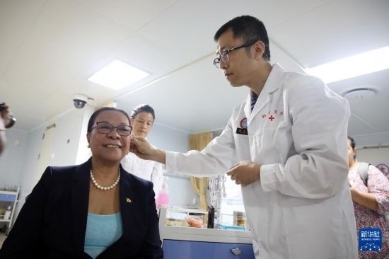 7月5日，塞舌爾衛(wèi)生部長維多在中國海軍“和平方舟”號醫(yī)院船上體驗中醫(yī)。新華社發(fā)（劉志磊 攝）
