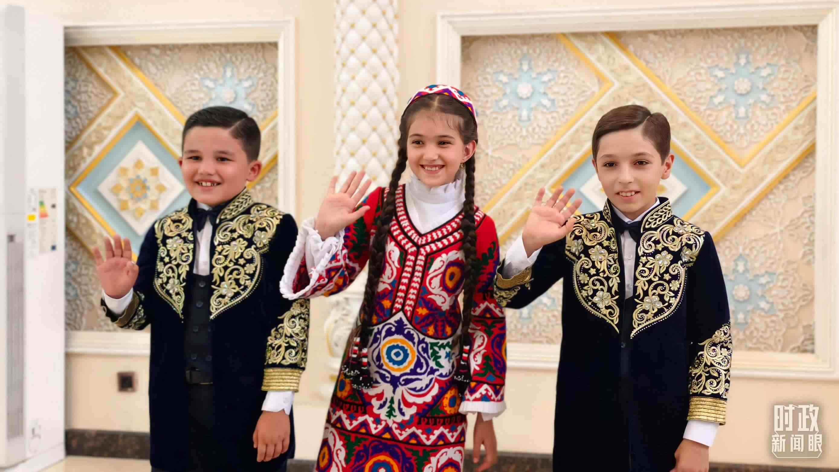 △在機(jī)場(chǎng)迎接習(xí)主席的塔吉克斯坦少年。（總臺(tái)央視記者韓銳拍攝）