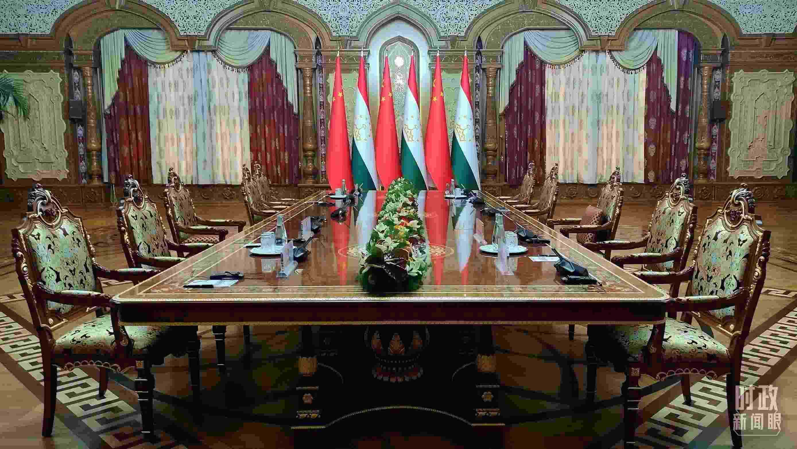 △中塔元首小范圍會(huì)談開(kāi)始前。（總臺(tái)央視記者薛冠南拍攝）