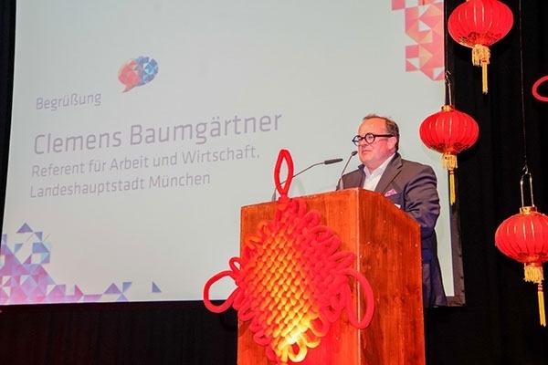 圖為鮑姆蓋特納在致辭。（駐慕尼黑總領(lǐng)館提供）
