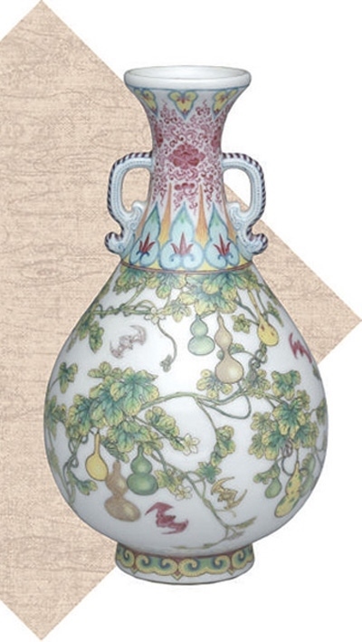 清代瓷胎畫琺瑯福壽連綿雙耳瓶。臺(tái)北故宮博物院藏