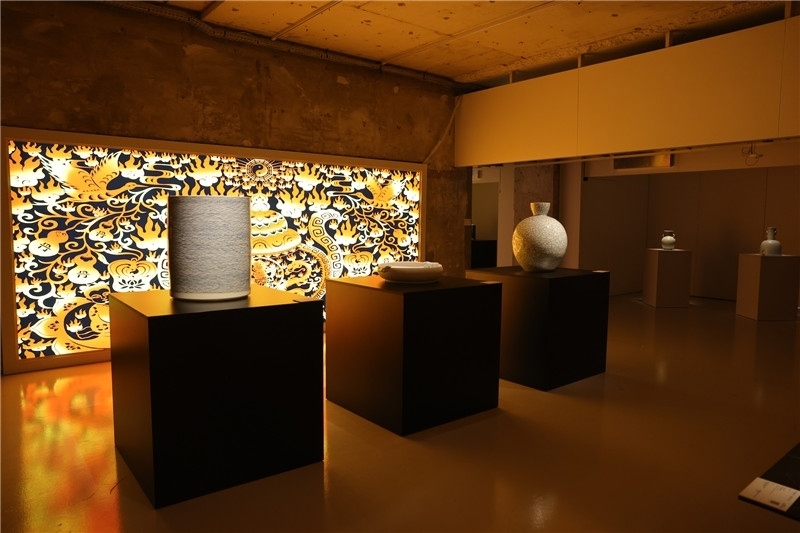 《新生萬物-中國非遺與當代設(shè)計展》展廳。陽光媒體集團供圖