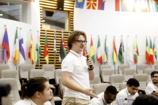 7月8日，美國中田納西州立大學大一學生雅克布·揚在共譜華美和音交流營上分享。新華社發(fā)