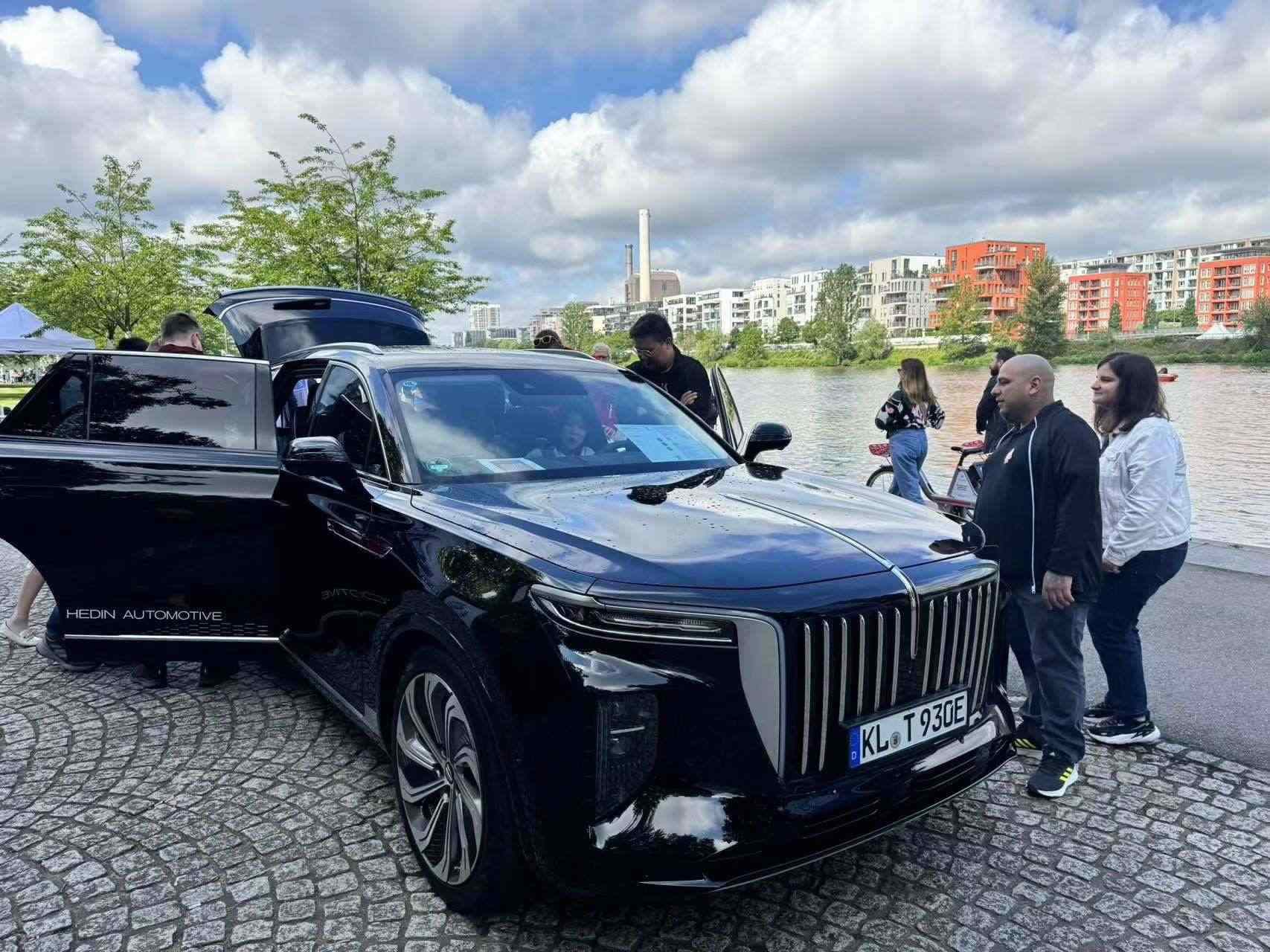 紅旗電動(dòng)汽車在法蘭克福市中心做演示 人民網(wǎng)記者 李強(qiáng)攝