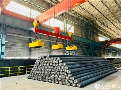 通鋼產(chǎn)品正在裝車。人民網(wǎng) 謝瑩攝