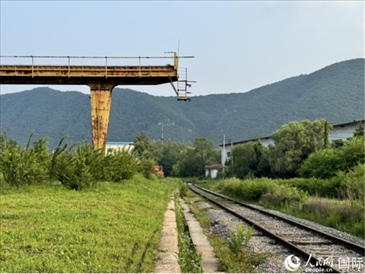通鋼產(chǎn)品通過鐵路運(yùn)輸出場。人民網(wǎng) 謝瑩攝