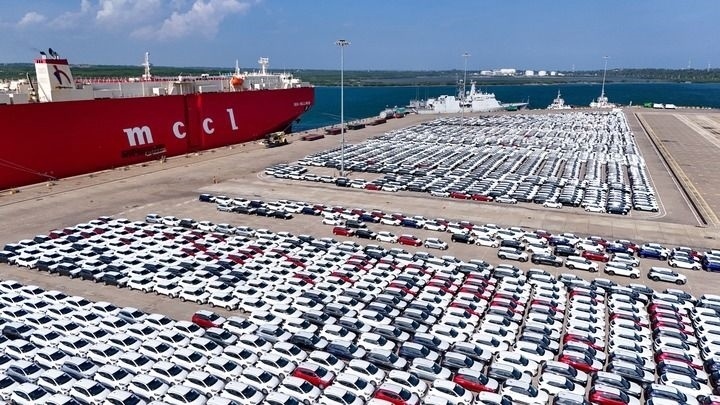 這是2024年3月28日拍攝的斯里蘭卡漢班托塔港（無人機照片）。漢班托塔港是中斯共建“一帶一路”重點合作項目，位于斯里蘭卡南端，是一座綜合性人工深水海港，許多往來亞洲、歐洲、非洲的貨船在此經(jīng)過。新華社記者 徐欽 攝