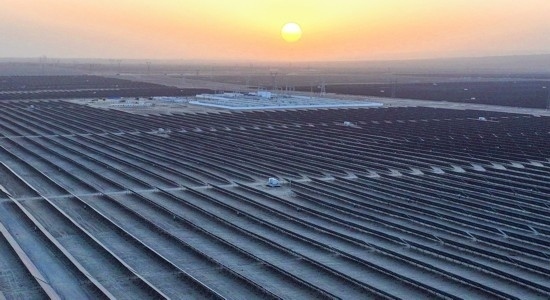 2023年11月13日拍攝的中國(guó)石油塔里木油田伽師縣60萬(wàn)千瓦光伏發(fā)電項(xiàng)目(無(wú)人機(jī)照片)。新華社發(fā)(陳士兵攝)