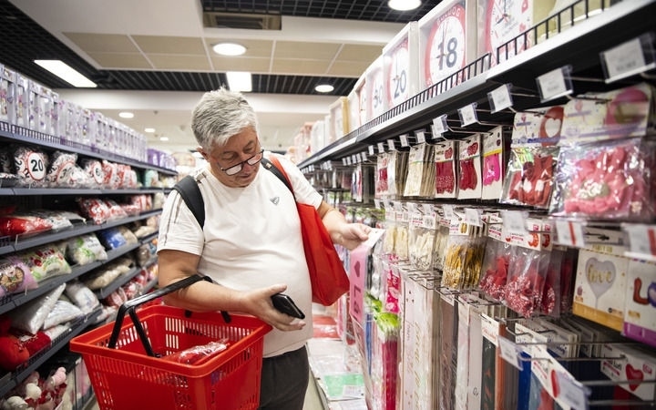 2024年4月29日，在匈牙利布達佩斯，一名男子在中歐商貿(mào)物流合作園區(qū)的中國商品交易展示中心內(nèi)購物。中歐商貿(mào)物流合作園區(qū)是中國在歐洲地區(qū)建設(shè)的首個商貿(mào)物流型境外經(jīng)貿(mào)合作區(qū)，也是集商貿(mào)展示與交易、物流運輸與倉儲、產(chǎn)業(yè)投資與合作功能于一體的中歐企業(yè)雙向互動平臺。新華社記者 張帆 攝