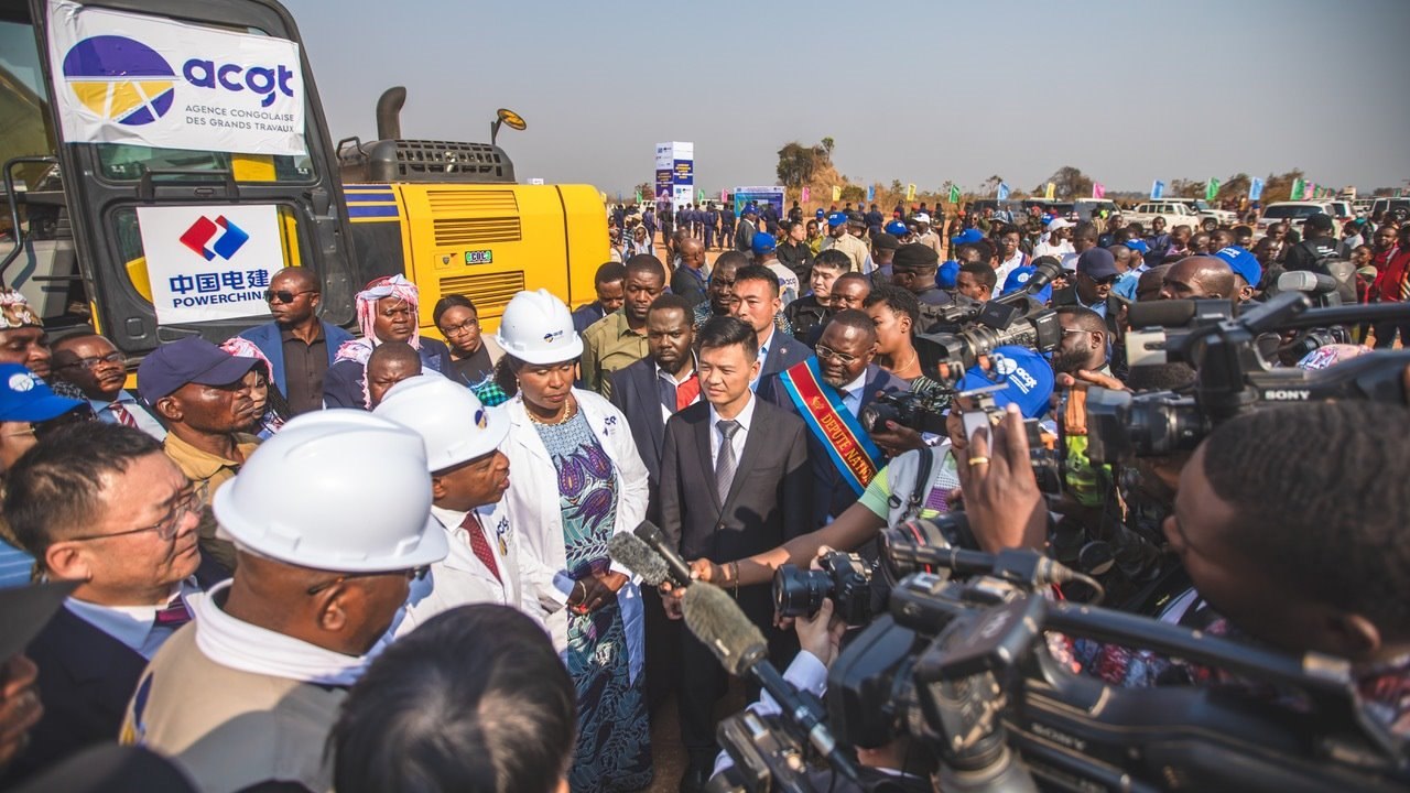剛果（金）當(dāng)?shù)孛襟w采訪出席開工儀式的有關(guān)負(fù)責(zé)人。中鐵資源集團(tuán)供圖