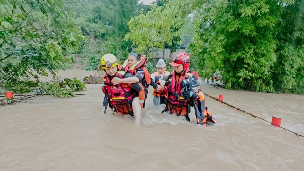 在忠縣，救援人員正在轉(zhuǎn)移受災(zāi)群眾。新華社發(fā)
