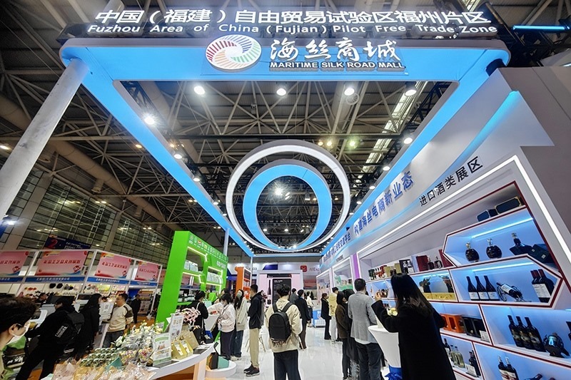 2024年3月18日，第四屆中國跨境電商交易會在福建福州開幕。展會聚焦“鏈接跨境全流域 共建電商新生態(tài)”，集聚全國80余個外貿(mào)產(chǎn)業(yè)帶的上千家供應鏈企業(yè)。