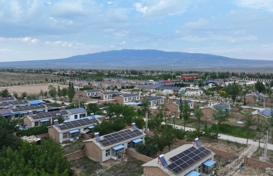 紅寺堡區(qū)新集村屋頂上的光伏板。新華社發(fā)（康國(guó)慶 攝）