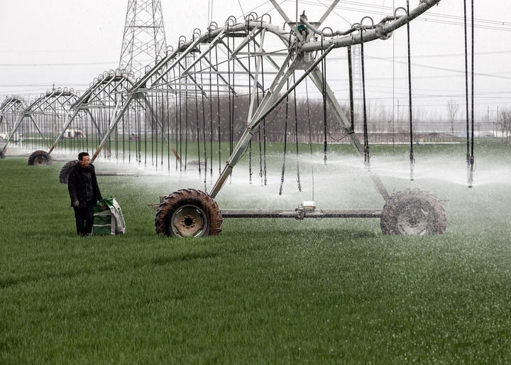 2024年3月18日，在河南省焦作市博愛縣孝敬鎮(zhèn)東原莊村瑞輝家庭農(nóng)場，村民使用全自動指針式噴灌機(jī)進(jìn)行澆灌作業(yè)。新華社發(fā)（程全攝）