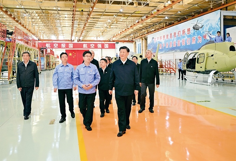 2023年10月10日至13日，中共中央總書(shū)記、國(guó)家主席、中央軍委主席習(xí)近平在江西考察。這是11日上午，習(xí)近平在景德鎮(zhèn)市昌河飛機(jī)工業(yè)（集團(tuán)）有限公司考察。 新華社記者 燕雁/攝