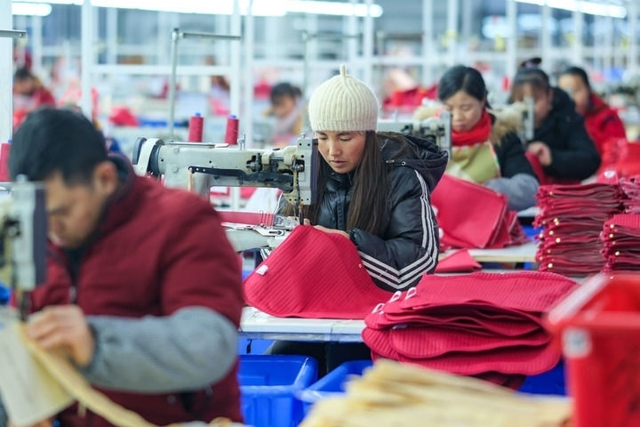 2024年1月18日，社區(qū)居民在紅安社區(qū)的鄉(xiāng)村振興就業(yè)車間工作。紅安社區(qū)是由易地搬遷安置區(qū)單獨(dú)成立的新社區(qū)，位于湖南省湘西土家族苗族自治州鳳凰縣禾庫鎮(zhèn)。新華社記者 張鋮 攝