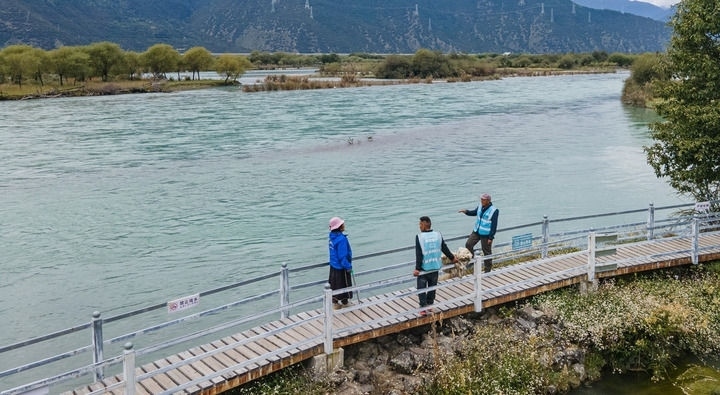西藏雅尼國家濕地公園管護(hù)員在巡護(hù)途中小憩（無人機(jī)照片，2023年9月8日攝）。新華社記者 丁增尼達(dá) 攝