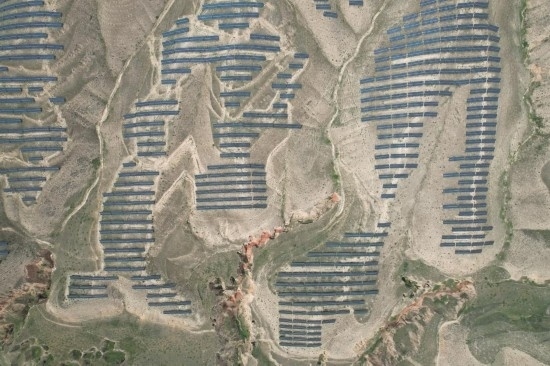 通渭縣10萬(wàn)千瓦集中式光伏發(fā)電項(xiàng)目。新華社記者 張睿 攝