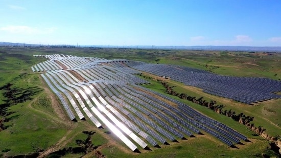 紅寺堡區(qū)發(fā)展光伏產(chǎn)業(yè)。新華社發(fā)（康國(guó)慶 攝）