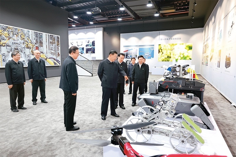 2024年4月22日至24日，中共中央總書(shū)記、國(guó)家主席、中央軍委主席習(xí)近平在重慶考察。這是22日下午，習(xí)近平參觀重慶科技創(chuàng)新和產(chǎn)業(yè)發(fā)展成果展示。 新華社記者 王曄/攝