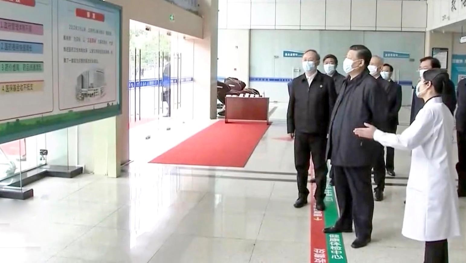 △2021年3月23日，習(xí)近平總書記在福建三明沙縣總醫(yī)院住院樓一層大廳，聽取醫(yī)改情況介紹。