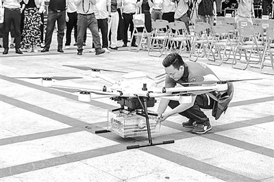 郵政工作人員取出無人機(jī)配送的高考錄取通知書。華南理工大學(xué)供圖