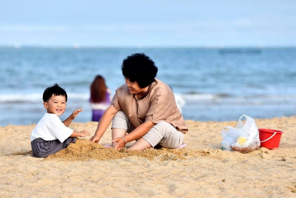 △山東日照陽光海岸綠道沙灘一角。近年來，日照還海于民、還景于民，在保留松林、沙灘、礁石和濕地資源的基礎(chǔ)上，修復(fù)整治生態(tài)岸線，打造出一條長約28公里的陽光海岸綠道，吸引眾多市民游客度假休閑。