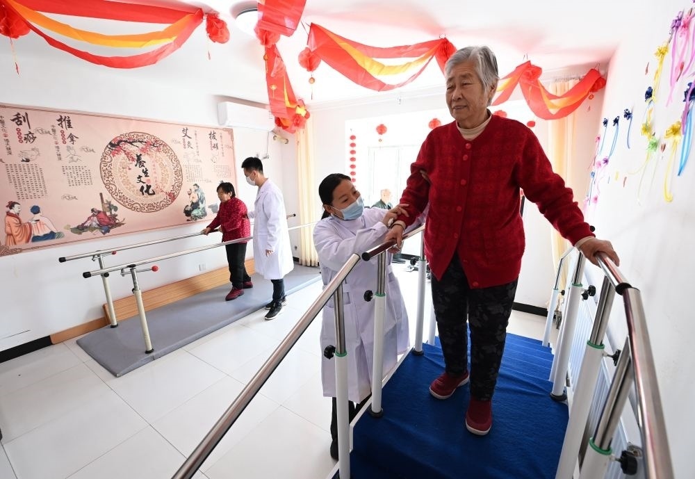 在河北省香河縣安平鎮(zhèn)運(yùn)河新村醫(yī)養(yǎng)中心，老年人在進(jìn)行康復(fù)訓(xùn)練（2024年2月29日攝）。新華社記者 王曉 攝