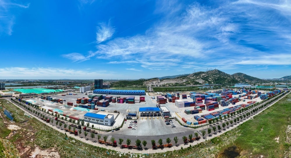 2024年6月26日拍攝的位于江蘇省連云港市連云區(qū)的上合組織（連云港）國(guó)際物流園內(nèi)的中國(guó)外運(yùn)集裝箱場(chǎng)站（無(wú)人機(jī)照片）。上合組織（連云港）國(guó)際物流園是連云港建設(shè)“一帶一路”交匯點(diǎn)強(qiáng)支點(diǎn)和上合組織國(guó)家出?；氐闹匾脚_(tái)載體。新華社記者 季春鵬 攝