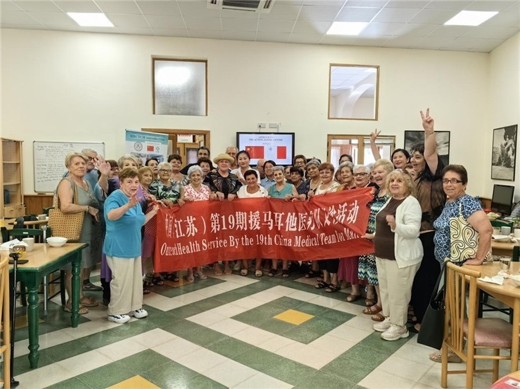 醫(yī)療隊(duì)隊(duì)員與養(yǎng)老中心參加活動(dòng)的老人合影。中國(guó)（江蘇）第19期援馬耳他醫(yī)療隊(duì)供圖