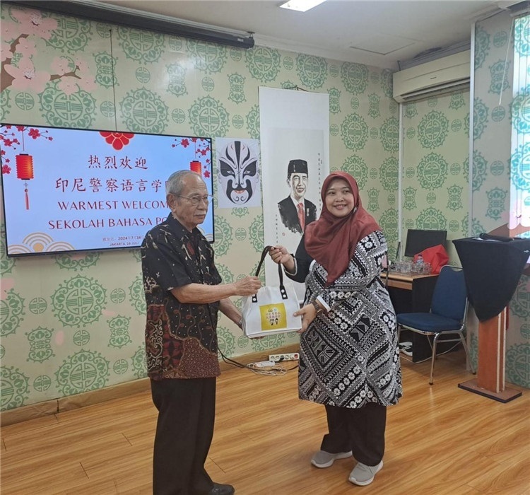 拉哈尤·蘇珊蒂與穆尼交換禮品?；顒?dòng)主辦方供圖