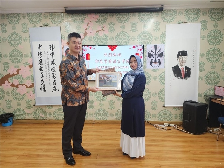 警察語(yǔ)言學(xué)院老師與王大昕交換禮品?；顒?dòng)主辦方供圖