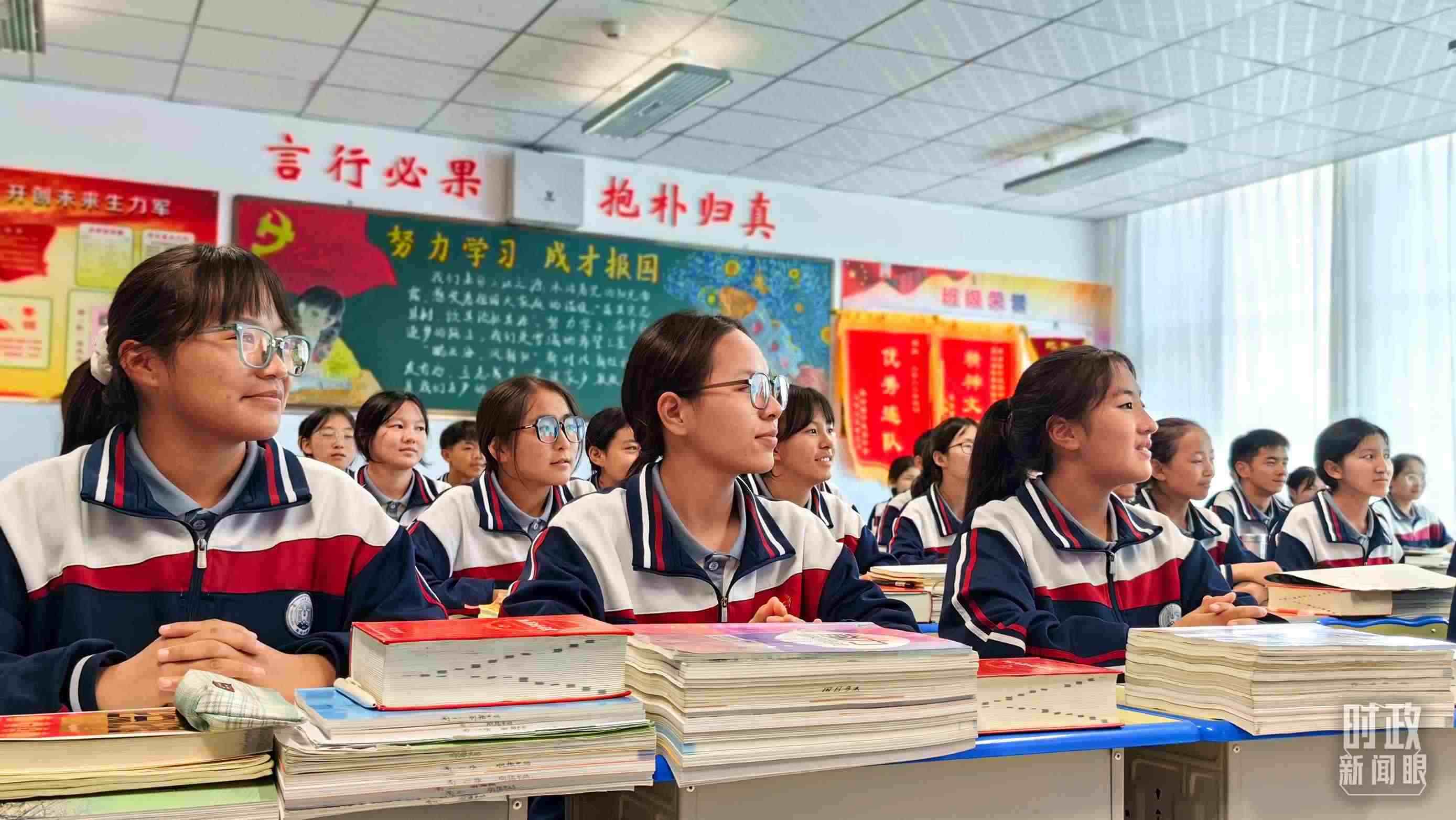 △果洛西寧民族中學(xué)高一（1）班的“新時代、新家鄉(xiāng)”主題思政課。（總臺央視記者段德文拍攝）
