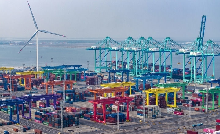 2024年7月3日，一艘集裝箱貨輪停靠在天津港“智慧零碳”碼頭（無人機照片）。新華社記者 趙子碩 攝