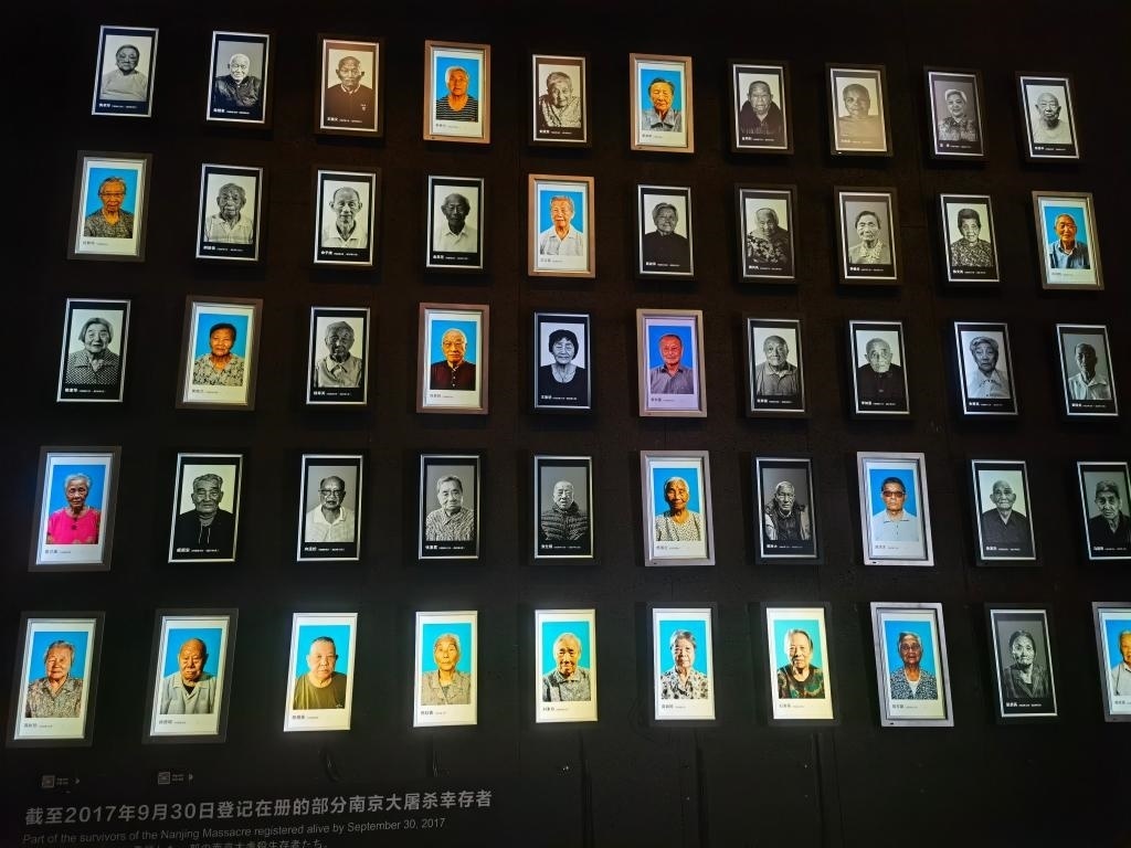 侵華日軍南京大屠殺遇難同胞紀(jì)念館內(nèi)的幸存者照片墻局部。新華社記者邱冰清 攝