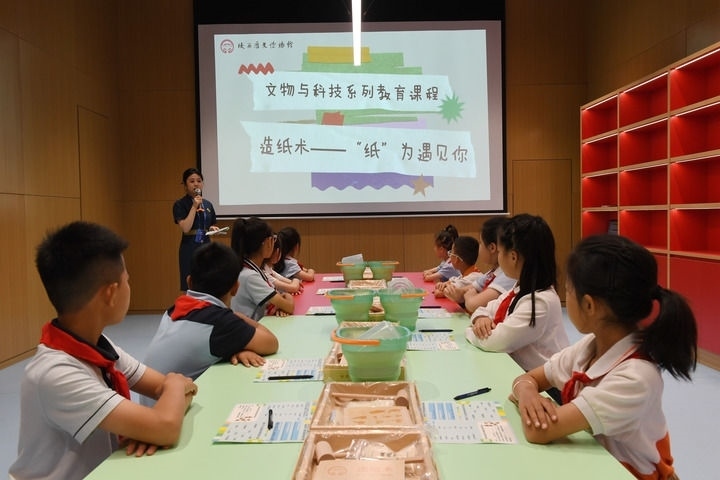 2024年5月18日，小學生在陜西歷史博物館秦漢館參加“文物與科技”系列教育課程。新華社記者 李一博 攝