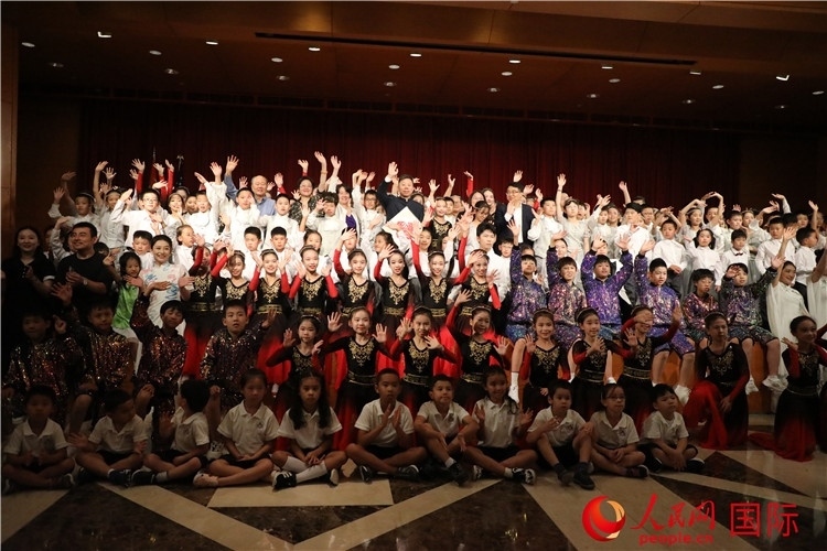 中美青少年藝術(shù)交流匯演活動(dòng)結(jié)束后，嘉賓們與學(xué)生們合影。人民網(wǎng)記者 李志偉攝