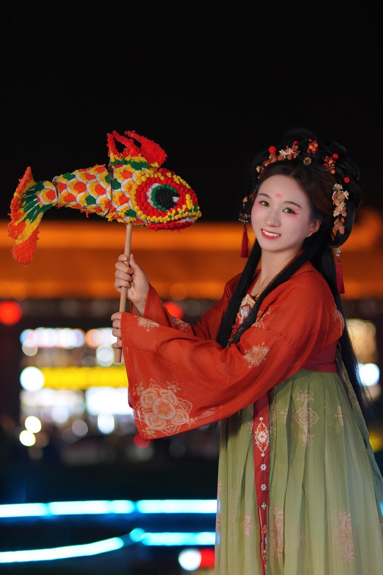 游客身穿漢服漫步在西安大唐不夜城。受訪者供圖